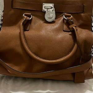 MK Hamilton Bag / Pebble Leather & Chain Strap to use as a crossbody.